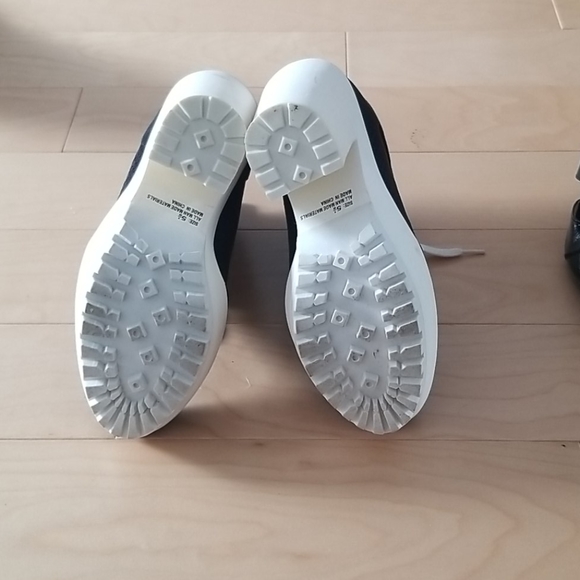 Black and white platforms - Picture 3 of 3